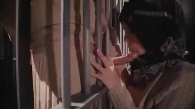 Türbanlı kız hapisteki adama efsane sakso çekiyor