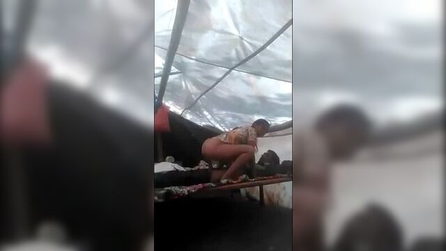 Açık havada kızı kucakta zıplatıyor