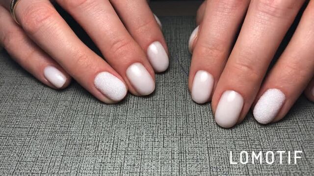 Молочный маникюр