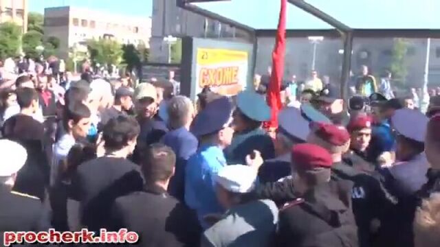 А это украина, черкассы. день победы. стая бандеровцев пытается отнять знамя победы у ветеранов