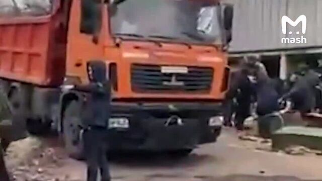 На оболони раздают оружие тупо всем подряд и без документов