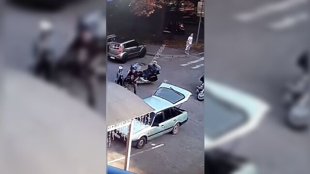 Байкеры избили пару за то, что они неправильно перестроились