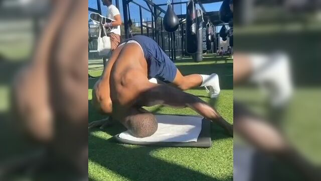 Энтони джошуа качает шею 