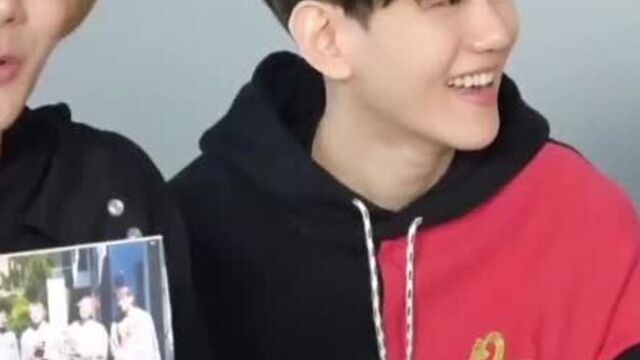 Бэкхён улыбается на протяжении 50 секунд