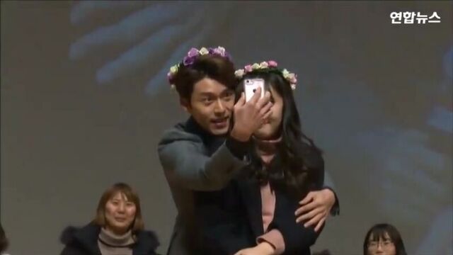 Хён бин и поклонница на шоукейсе "confidential assignment"