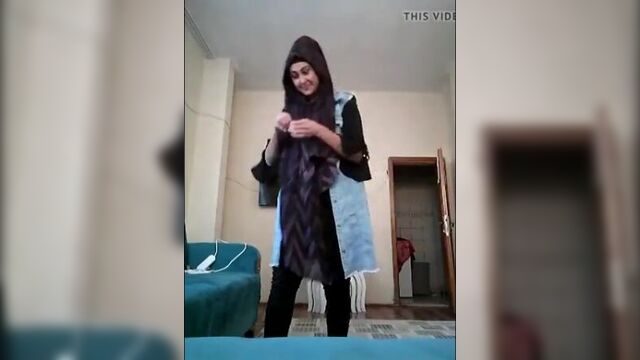 Türbanlı sevgilisi için video çekip konuşarak soyunuyor