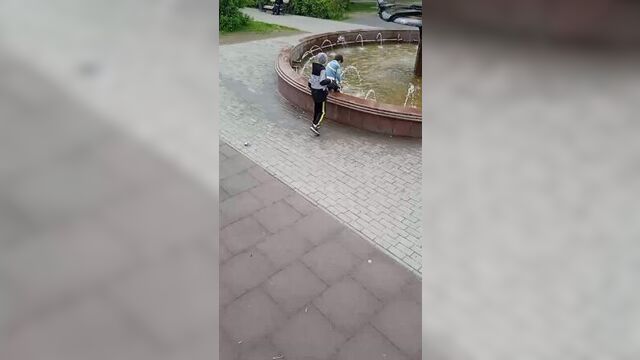 Мальчик в миассе очистил фонтан от мусора - инцидент миасс