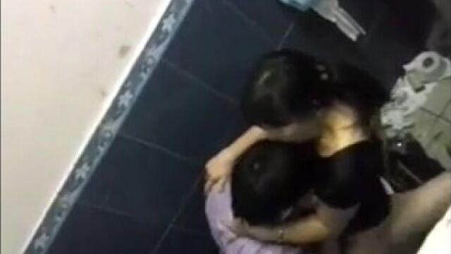 Казахская сучка трахается в туалете со своим знакомым - любительское видео секс домашнее вписка пьяная бухая молодая малолетку