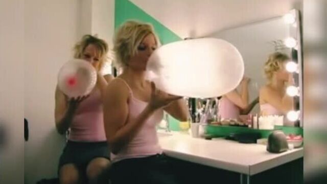 Блондинки | 18+ | фетиш | воздушный шарик | надувают | презерватив | лесбиянки | эротика | видео для взрослых | не порно | не цп
