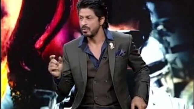 Шахрукх кхан показывает амитабха баччана и салмана кхана на india questions srk