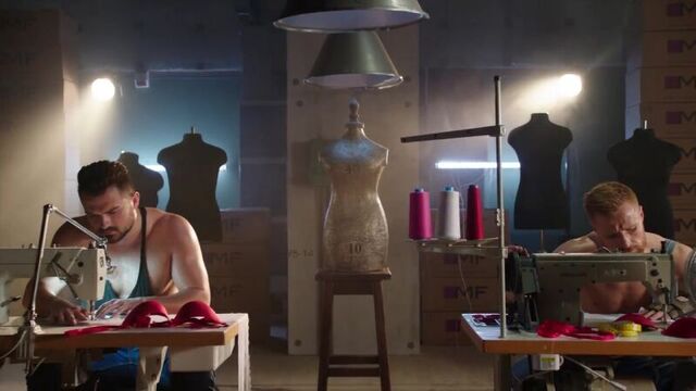 Сексуальные мужчины шьют белье mark formelle