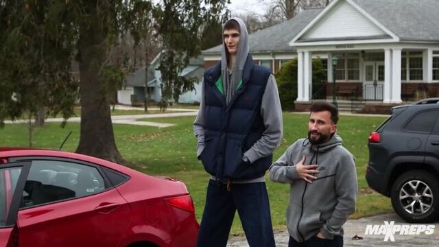 Баскетболист роберт боброцки ростом 231 сантиметр «упаковывается» в американский аналог «соляриса». (vhs video)