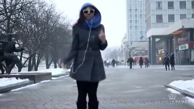 Необычно танцует на улицах минска (для поиска xxx porno порно anal прикол ххх ахаха смешно comedy club)