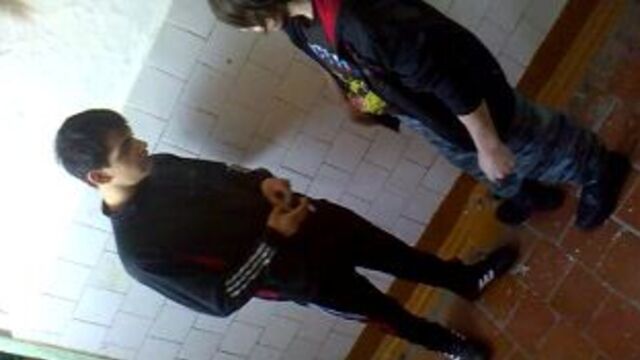 Школьника поцреота пиздит нерусь в сортире за шмот ариццы 1488 терпила