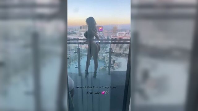 Блондинка alexis adams красиво охает от члена перед камерой (полное видео можно найти в описании к видео)