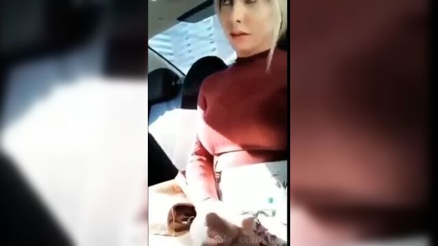 Таксистка разводит пассажиров на петтинг (плати либо дрочи) - (транс shemale porn sex секс порно webcam teen трап tranny tgirl)