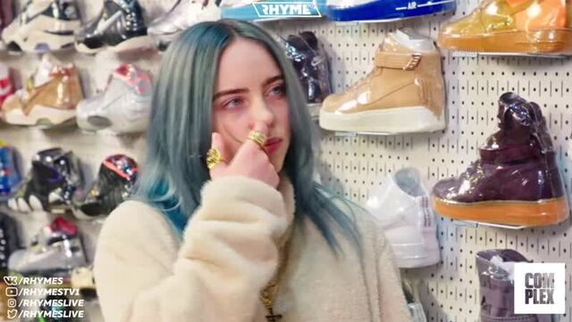 Billie eilish закупается кроссовками (переведено сайтом rhyme.ru)