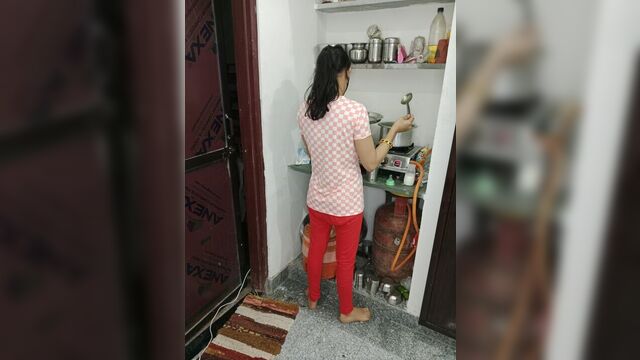 Cooking karte time bahen ko choda