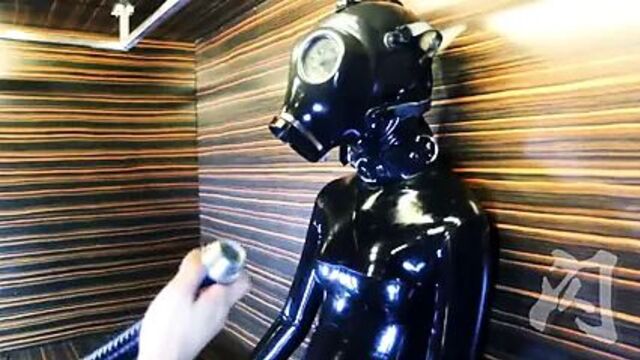 Extreme latex breathplay