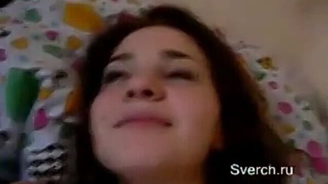 Стеснительная девушка пытается прикрыть свою наготу