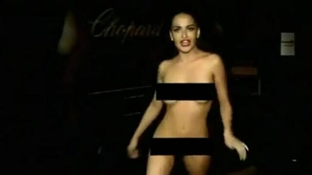 Ещё один музыкальный клип с обнажением на публике