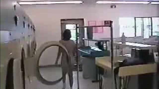 Настоящее nip: женщина ходит совершенно голой в прачечной