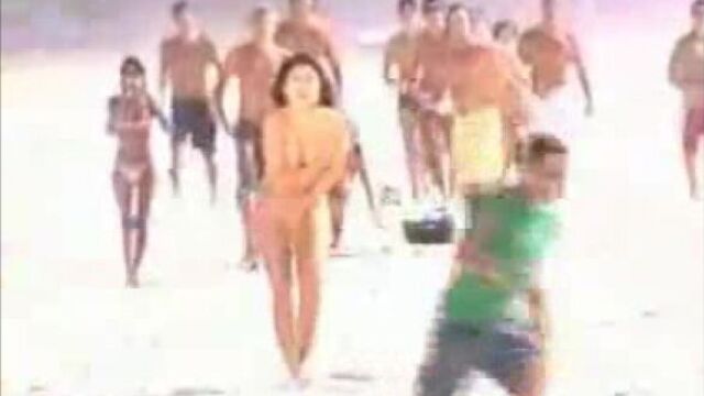 Модель теряет купальник на людном пляже