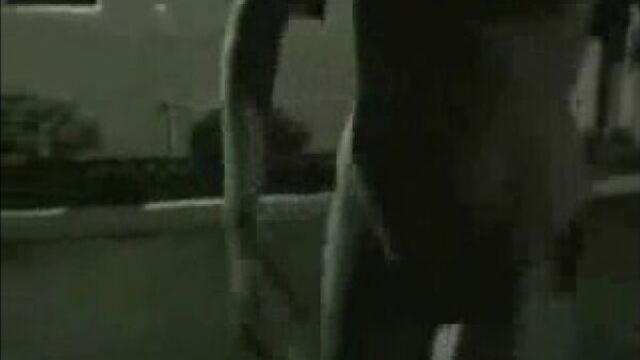 Любительское обнажение на публике - голая и нервозная