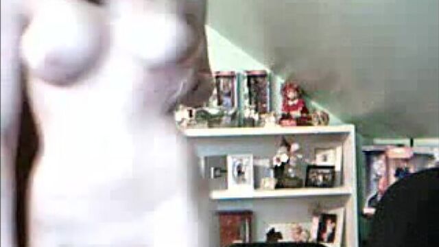 Милая подруженька раздевается для парня по вебкамере