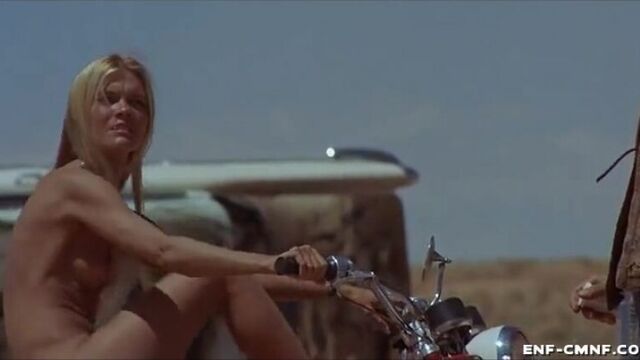 Cmnf-сцена с голой байкершей