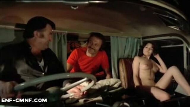 Cmnf – девушка, путешествующая автостопом, раздевается догола перед двумя дальнобойщиками