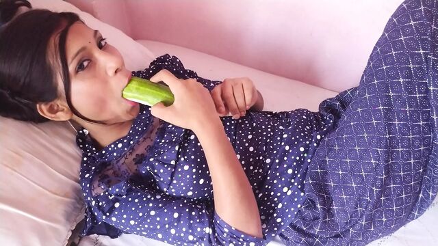 Yoururfi ne pahli baar choot me mota cocumber dalkar maza liya