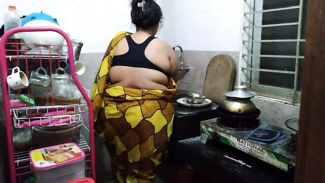Kitchen me saree pahana desi hot aunty ki chudai - (55 year old tamil aunty fucks in the kitchen)