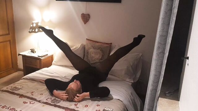 Selena's posing and sex in tights