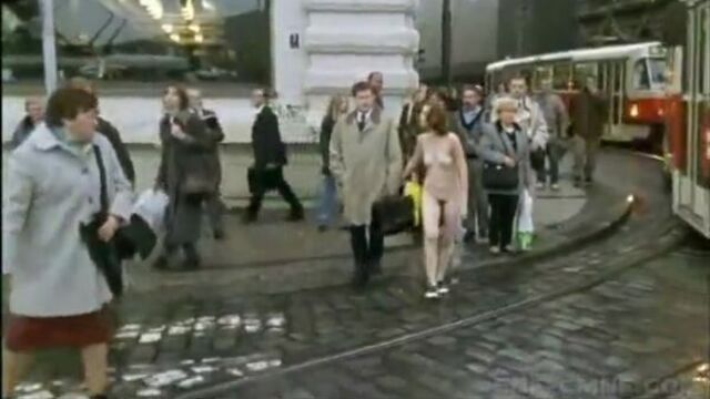 Oon-nip-видео – бежит голой через город