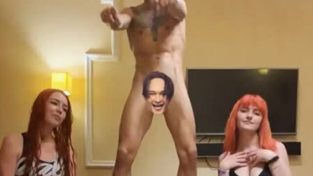 Голый моргенштерн танцует на столе с фанатиками [селфи]