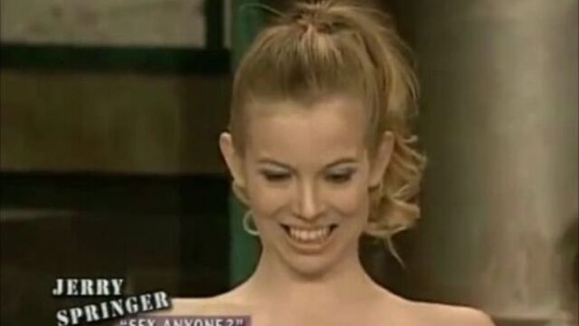 Oon-видео – девушка из команды поддержки раздевается догола перед большой аудиторией на телешоу