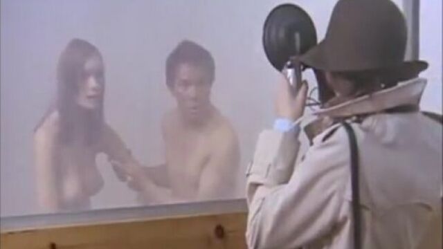 Девушку раздели догола в душе для мальчиков