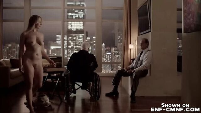 Cmnf-отрывок из телесериала – симпатичная зрелая женщина раздевается догола перед двумя старыми мужчинами