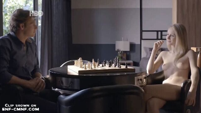 Cmnf-отрывок из бразильского телесериала – одетый мужчина играет в шахматы с голой женщиной