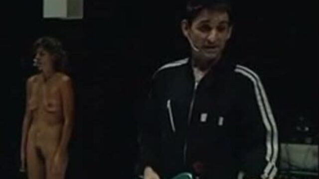 Cmnf, голая на сцене