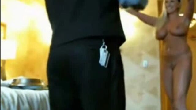 Cmnf, голая перед курьером – вебкам-модель раздевается догола перед парнем из доставки