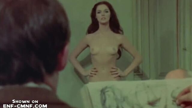 Модель позирует голой для арт-класса против своей воли