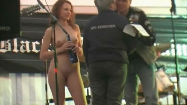 Cmnf, oon, голая на сцене – голая девушка вручает награды