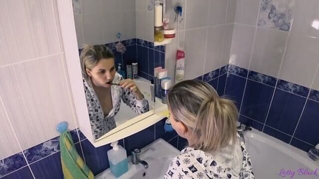 Трахнул дочку,пока та чистила зубки.