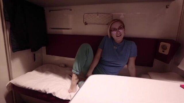 Секс с соседкой по вагону, приятное время провождение