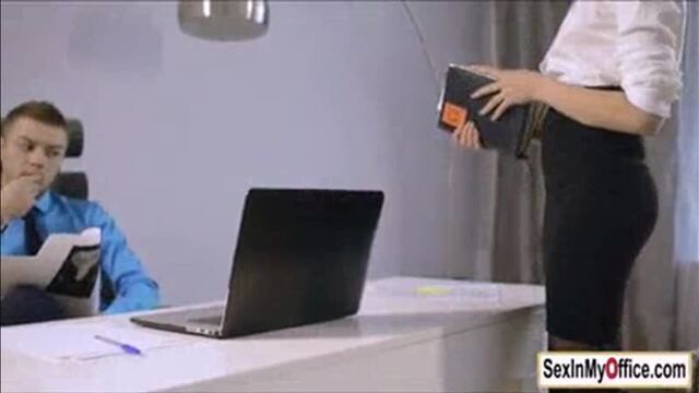 Сексуальная секретарша отдалась боссу