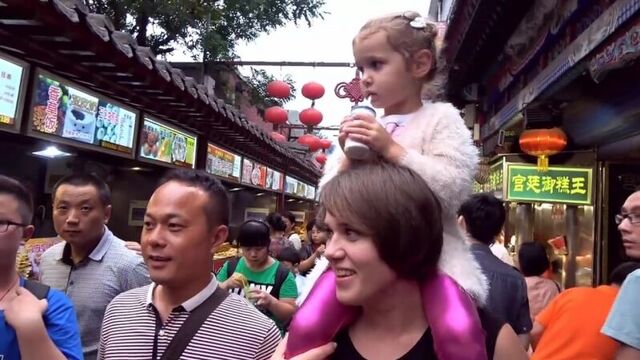 [miss katy] влог катя съела скорпиона/ зоопарк и панды/ /пробуем китайские тараканы и саранчу на вкус