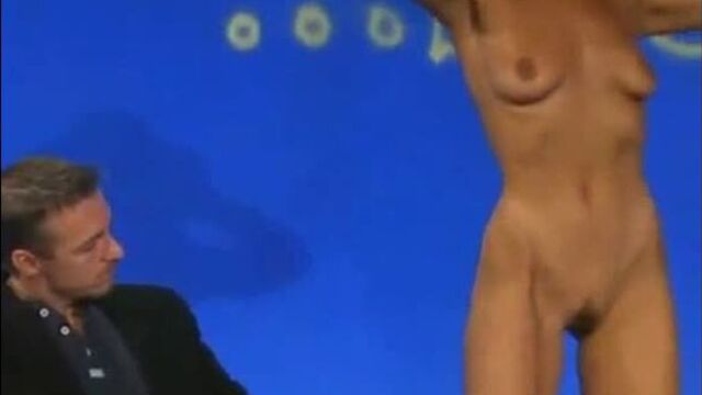 Cmnf-видео – красивая женщина раздевается догола перед двумя мужчинами на телешоу