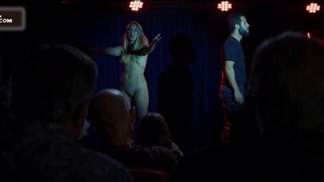 Cmnf, голая на сцене – актриса выступает голой рядом с одетым мужчиной перед живой аудиторией